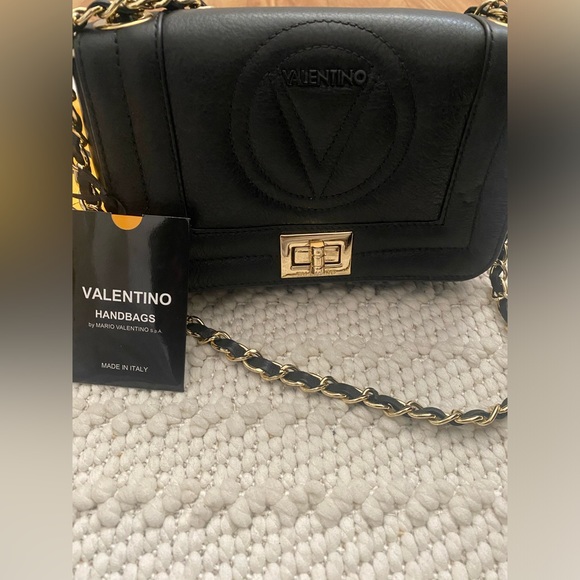 Black Valentino Handbag by Mario Valentino. Almost new. Used only 3 times - Picture 2 of 5